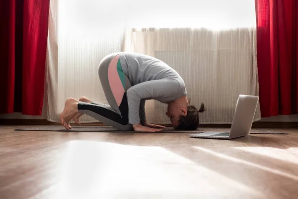 Kvinna som tränar yoga eller pilates. — Stockfoto