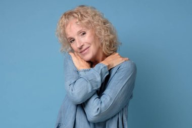 Pozitif gevşemiş Kafkas kadın kollarını kendine dolamış..