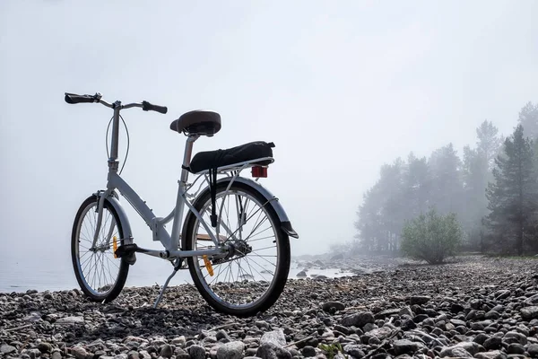 Rower na naturalnej skalistej plaży na zewnątrz tła. — Zdjęcie stockowe