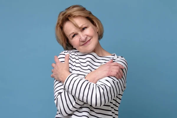 Hugging senior woman hugging herself. I need a hug — Stock Photo, Image