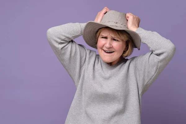 Funny senior caucásico mujer recordó algo y sostiene una mano en la cabeza — Foto de Stock