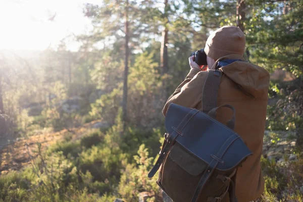 Fotograf mit Kamera fotografiert den Waldblick — Stockfoto