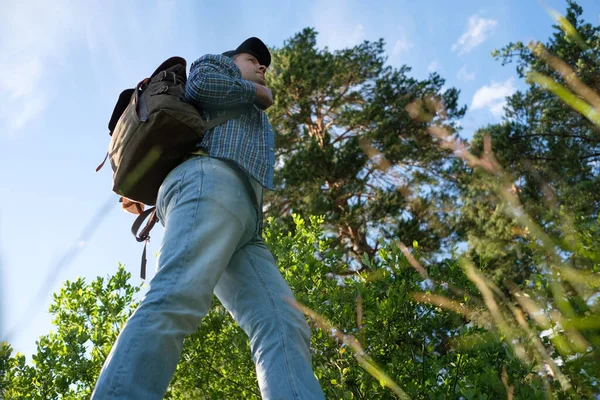 Mann spaziert im Freien im Wald. — Stockfoto