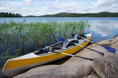 Ladoga gölünde bir kano.