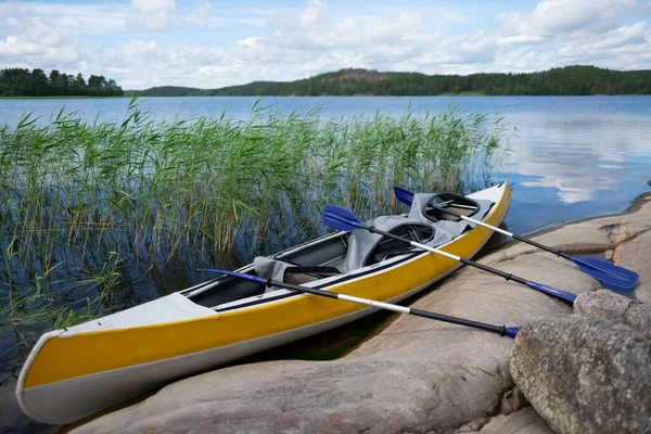 Ein Kajak auf dem See in Ladoga — Stockfoto