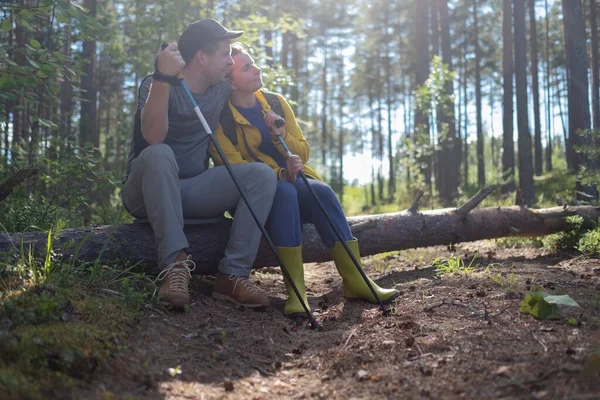 Paar beim Wandern im Wald. Gemeinsam ausruhen. — Stockfoto