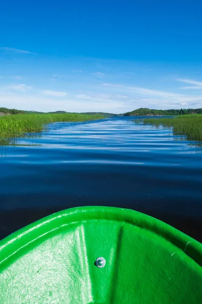 Човен на чистій блакитній воді в сонячний літній день . — стокове фото