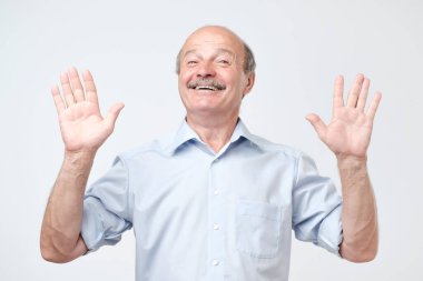 Mutlu gülümseyen son sınıf öğrencisi beyaz arka planda on parmak gösteriyor.