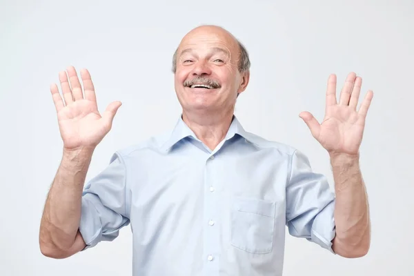 Щасливий Усміхнений Старший Чоловік Показує Десять Пальців Ізольований Білому Тлі — стокове фото