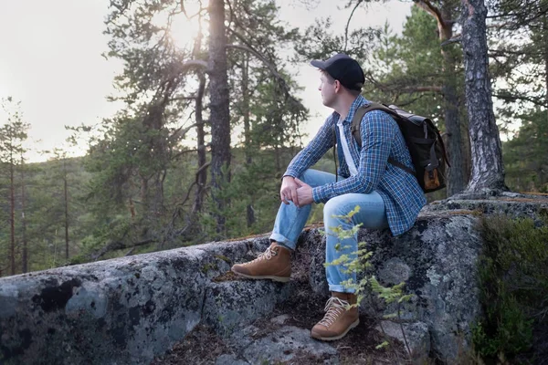 Schöner Mann, der sich im Wald ausruht und seinen Urlaub genießt. — Stockfoto