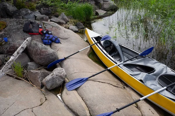 Gelbes Kajak auf dem See. Keine Menschen in der Nähe. — Stockfoto