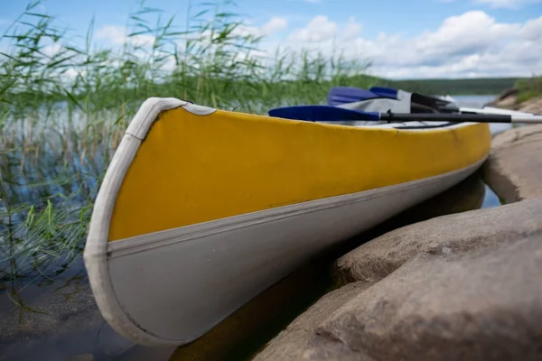 Gelbes Kajak auf dem See. Keine Menschen in der Nähe. — Stockfoto