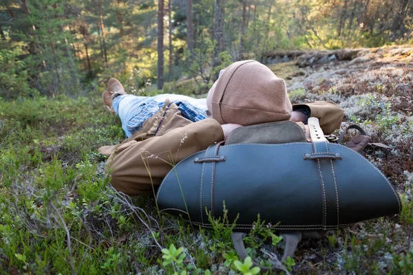 El hombre yace en la hierba, descansando en el bosque relajándose — Foto de Stock