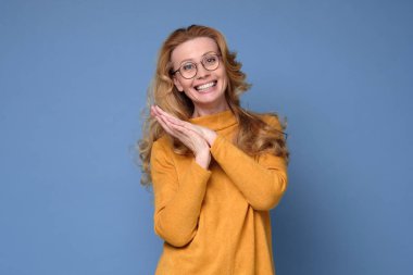 Kadın kameraya bakıyor ve gülümsüyor..