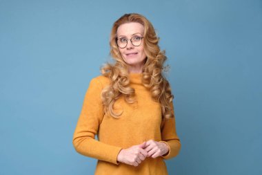 Kadın kameraya bakıyor ve gülümsüyor..