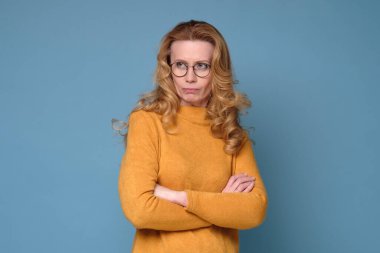 Annem ellerini çapraz tutuyor, dudaklarını kıvırıyor, her şeyden memnun değil.