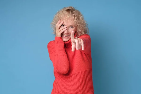 Mujer caucásica mayor señalándote riendo — Foto de Stock