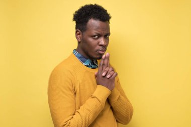 Yeni fikirler üretmek. Düşünceli, genç Afrikalı bir adam çenesinden tutarak kameraya bakıyor ve fikir üretiyor..