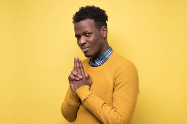 Yeni fikirler üretmek. Düşünceli, genç Afrikalı bir adam çenesinden tutarak kameraya bakıyor ve fikir üretiyor..