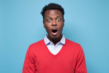 Yakışıklı Afrikalı adam kameraya şok ve hüsran içinde bakıyor. İnsan yüzü ifadeleri ve duyguları, vücut dili