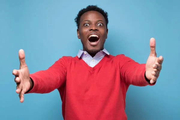 Jovem Bonito Homem Africano Está Feliz Por Encontrar Seu Amigo — Fotografia de Stock