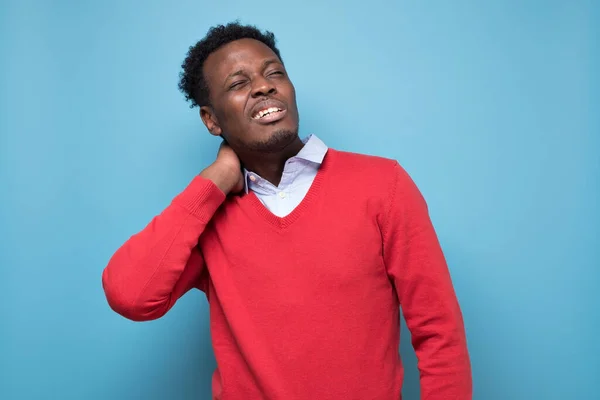 Молодий Африканський Чоловік Жахливий Біль Шиї Студійний Знімок Синій Стіні — стокове фото