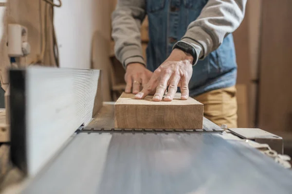 Concepto Carpintería Fabricación Muebles Carpintero Taller Procesa Tablones Madera Una — Foto de Stock