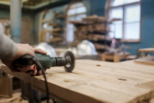 Erkek Bir Odun Parçasını Zımparalayan Bir Fırça Makinesiyle Çalışıyor — Stok fotoğraf