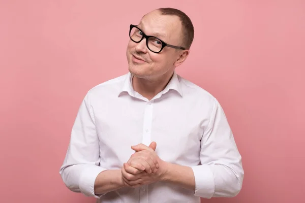 Hombre Atento Mediana Edad Gafas Escuchando Opinión Estudio Tiro Pared — Foto de Stock