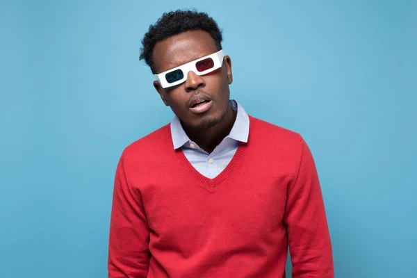 Africký Mladík Brýlích Sleduje Jak Thiller Omráčen Studio Záběr Modré — Stock fotografie