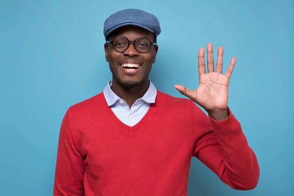 Jovem Africano Chapéu Azul Dizer Olá Acenar Uma Mão Bem — Fotografia de Stock