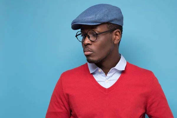 年轻英俊的非洲男子 身穿蓝色外套 戴着眼镜 他把目光投向一边 硬性决策概念 — 图库照片