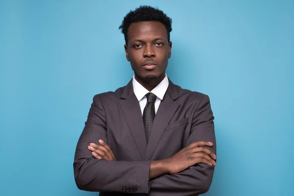 Retrato Estudio Joven Empresario Afroamericano Guapo Serio Con Traje Corbata — Foto de Stock