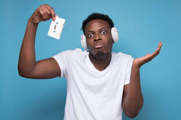 Красивый Африканский Американец Слушающий Музыку Белых Наушниках Наслаждайтесь Музыкальной Концепцией — стоковое фото