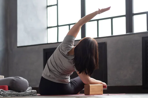 Caucasian woman doing stretching yoga exercise yoga side bend — Stock Photo, Image