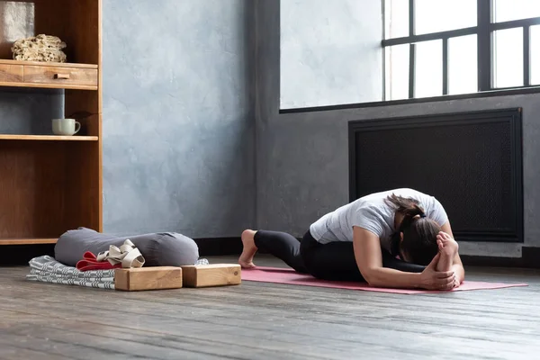 Woman practicing yoga, doing Splits Exercise, Hanumanasana, Monkey God Pose — Stock Photo, Image