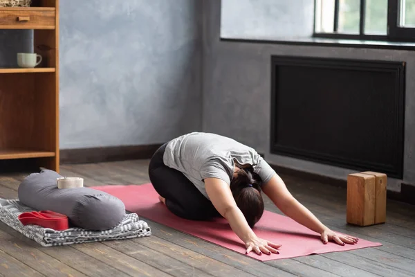 İleri eğilmiş yoga egzersizi yapan kadın, Balasana, Çocuk pozisyonu, esneme hareketi — Stok fotoğraf