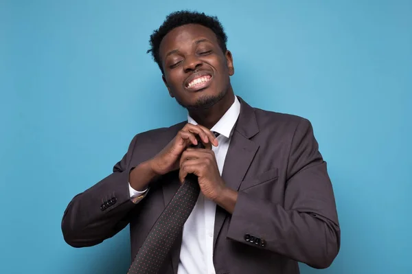 Frustrado empresario africano desatando la corbata después de un duro día de trabajo. — Foto de Stock