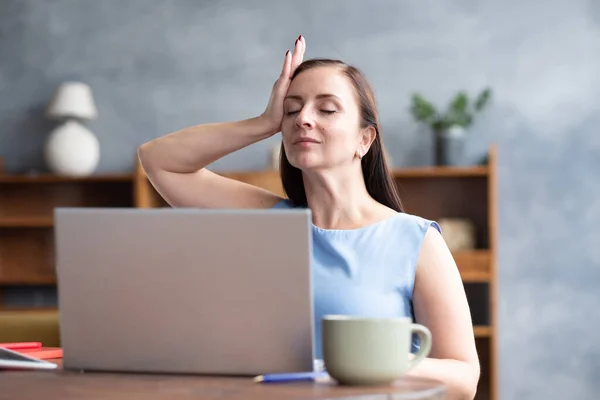 Wanita melatih otot leher beristirahat mengambil istirahat dari pekerjaan. — Stok Foto