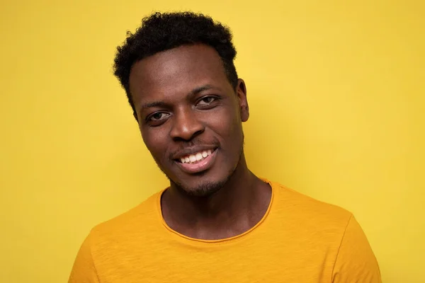 Sonriente joven afroamericano sobre fondo amarillo — Foto de Stock