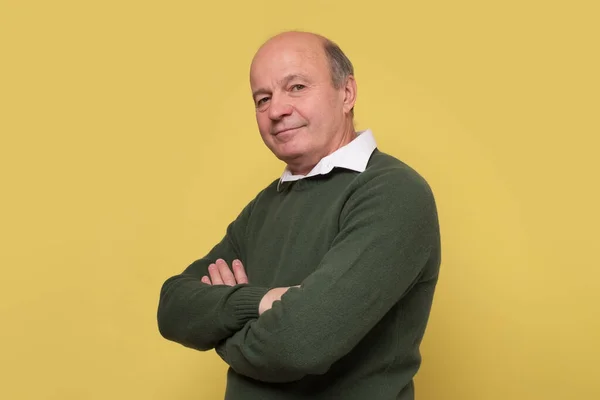 Elegante hombre calvo senior sonriendo confiado en la cámara. — Foto de Stock