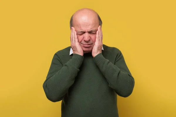 Pria senior Kaukasia mengalami sakit kepala yang mengerikan. Konsep stres. — Stok Foto