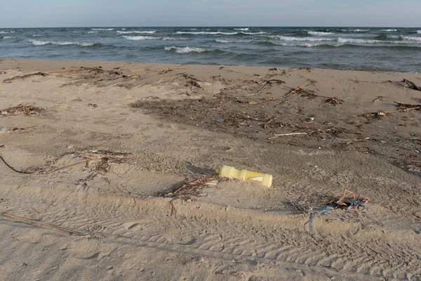 Vuilnis Het Zand Naar Zee — Stockfoto