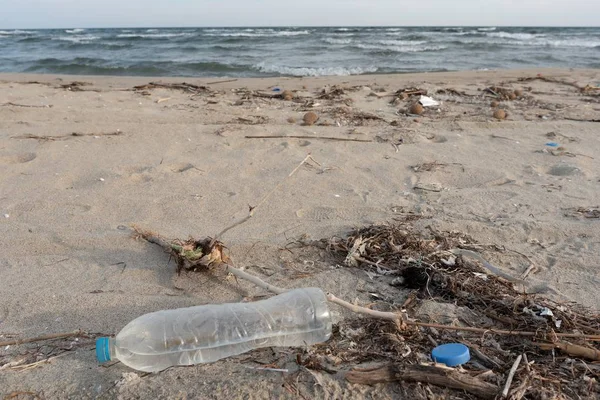 Σκουπίδια Στην Άμμο Μέχρι Θάλασσα — Φωτογραφία Αρχείου