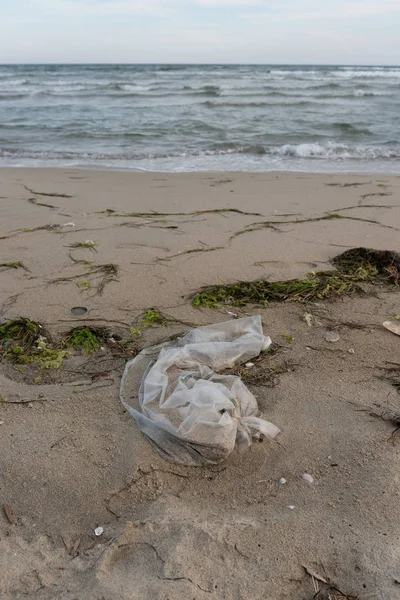 プラスチックとビーチの汚染 — ストック写真