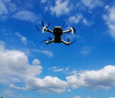 Quadcopter uçuşu. Bir kuadrokopter kullanarak video çekmek 