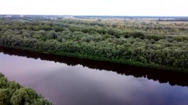 Desna Nehri 'nin Çernigov kenti yakınlarındaki manzarası. Desna Nehri Rusya' dan gelir ve Kiev yakınlarındaki Dinyeper 'e akar. Desna, nehir, kanal, kıyı, su, 