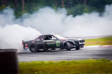 Riga, Letonya 30th Haziran 2018: Drift araba hareket. 30th Haziran 2018 Bikernieki raceway üzerinde gösterilen Hgk Drift Challenge olayında çekilmiş fotoğrafı