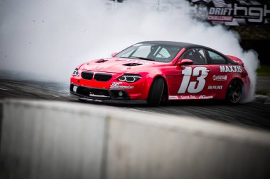 Riga, Letonya 30th Haziran 2018: Drift araba hareket. 30th Haziran 2018 Bikernieki raceway üzerinde gösterilen Hgk Drift Challenge olayında çekilmiş fotoğrafı