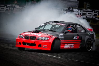 Riga, Letonya 30th Haziran 2018: Drift araba hareket. 30th Haziran 2018 Bikernieki raceway üzerinde gösterilen Hgk Drift Challenge olayında çekilmiş fotoğrafı
